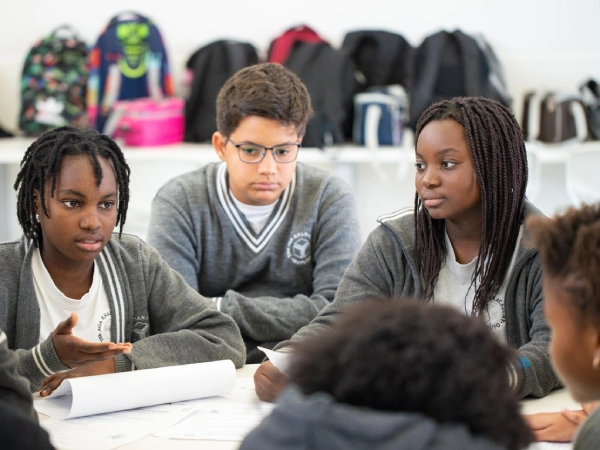 AKA Maputo students sitting and discussing together.