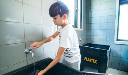 A residential student doing their laundry at AKA Maputo.