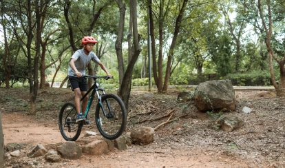  Students paint with brushes in a school art classroom.