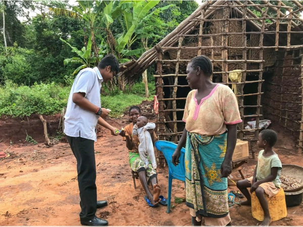 Maheer Bhaloo holding his award.